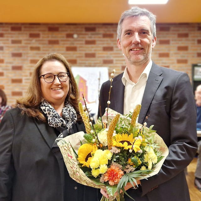 Rösraths Bürgermeisterin Bondina Schulze (l.) gratulierte Martin Stolte zu seiner Wahl zum Ersten Beigeordneten.
