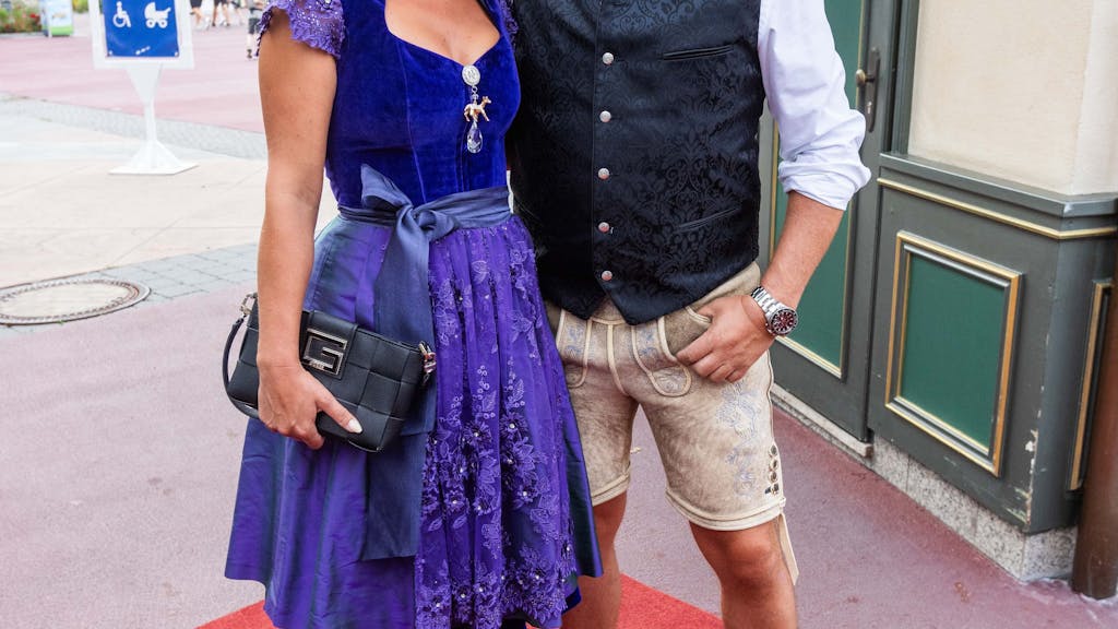 Stefan Mross und seine Freundin Eva Luginger, hier beim Geburtstag von Fernsehproduzent Werner Kimmig, der 2023 mit vielen prominenten Gästen im Europa-Park in Rust feierte.