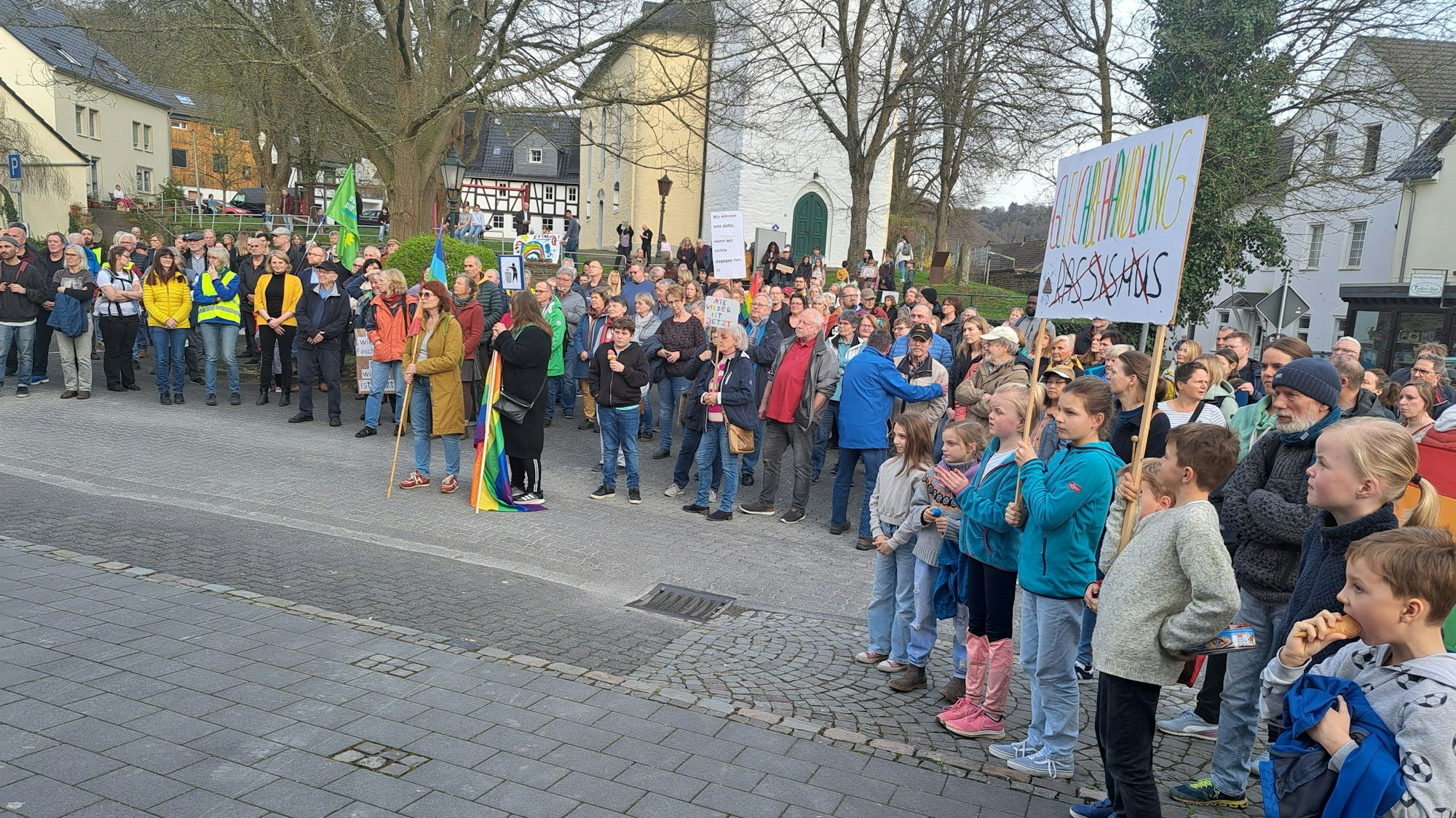 Mit Fahnen und Transparenten bekannten sich bei der Auftaktkundgebung neben dem Windecker Rathaus rund 500 Menschen zu Demokratie und gesellschaftlicher Vielfalt.