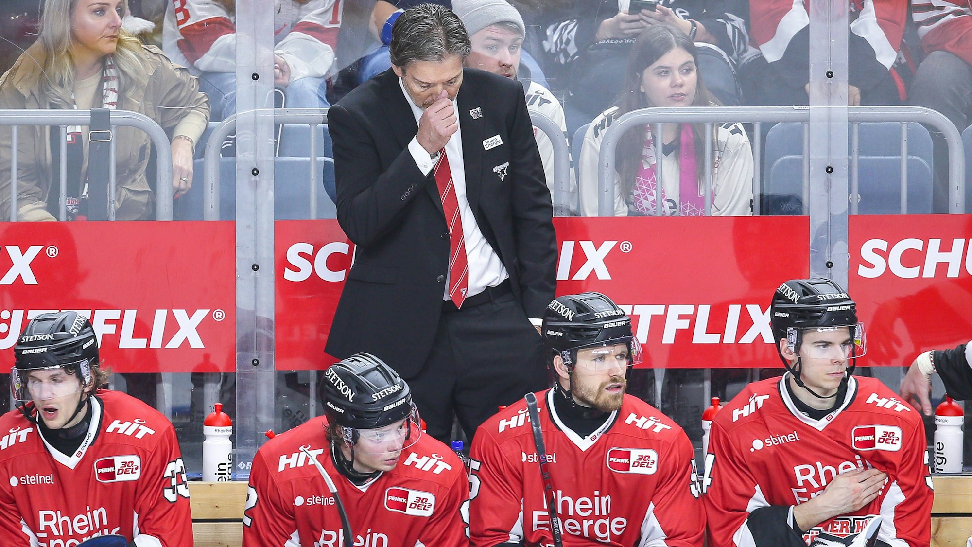 Haie-Trainer Uwe Krupp steht enttäuscht hinter seiner Mannschaft.