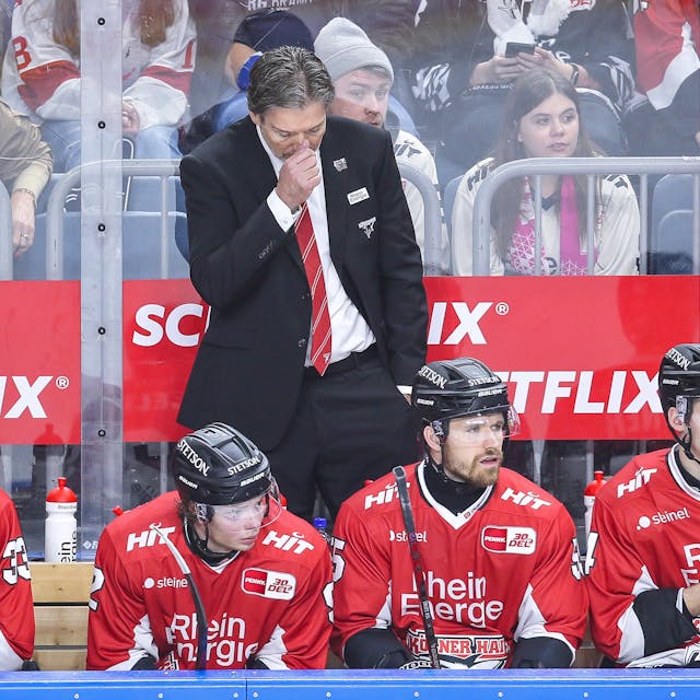 Haie-Trainer Uwe Krupp steht enttäuscht hinter seiner Mannschaft.
