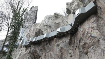 Die Südseite des Drachenfels mit erneuerten Ankern und Betonkragen.