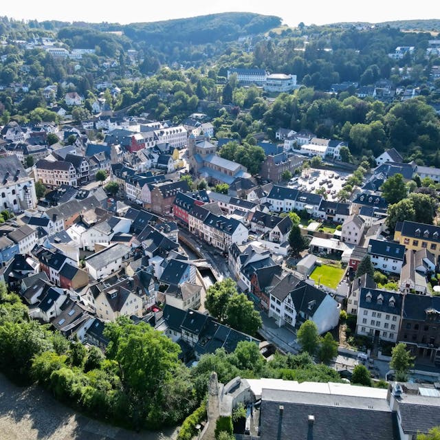 Luftbild des historischen Stadtkerns von Bad Münstereifel.