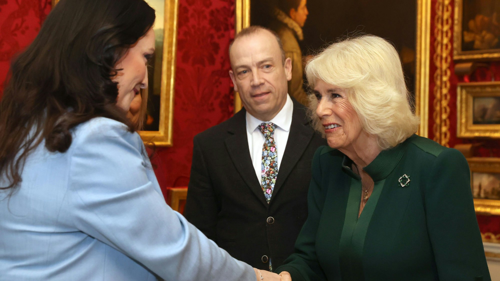 Während ihres zweitägigen offiziellen Besuchs in Nordirland unterhält sich Königin Camilla (rechts) mit der stellvertretenden Ersten Ministerin von Nordirland, Emma Little-Pengelly (links), und dem Minister für Nordirland, Chris Heaton-Harris (Zweite von rechts), bei einer Veranstaltung im Queen's Reading Room anlässlich des Welttags der Poesie.