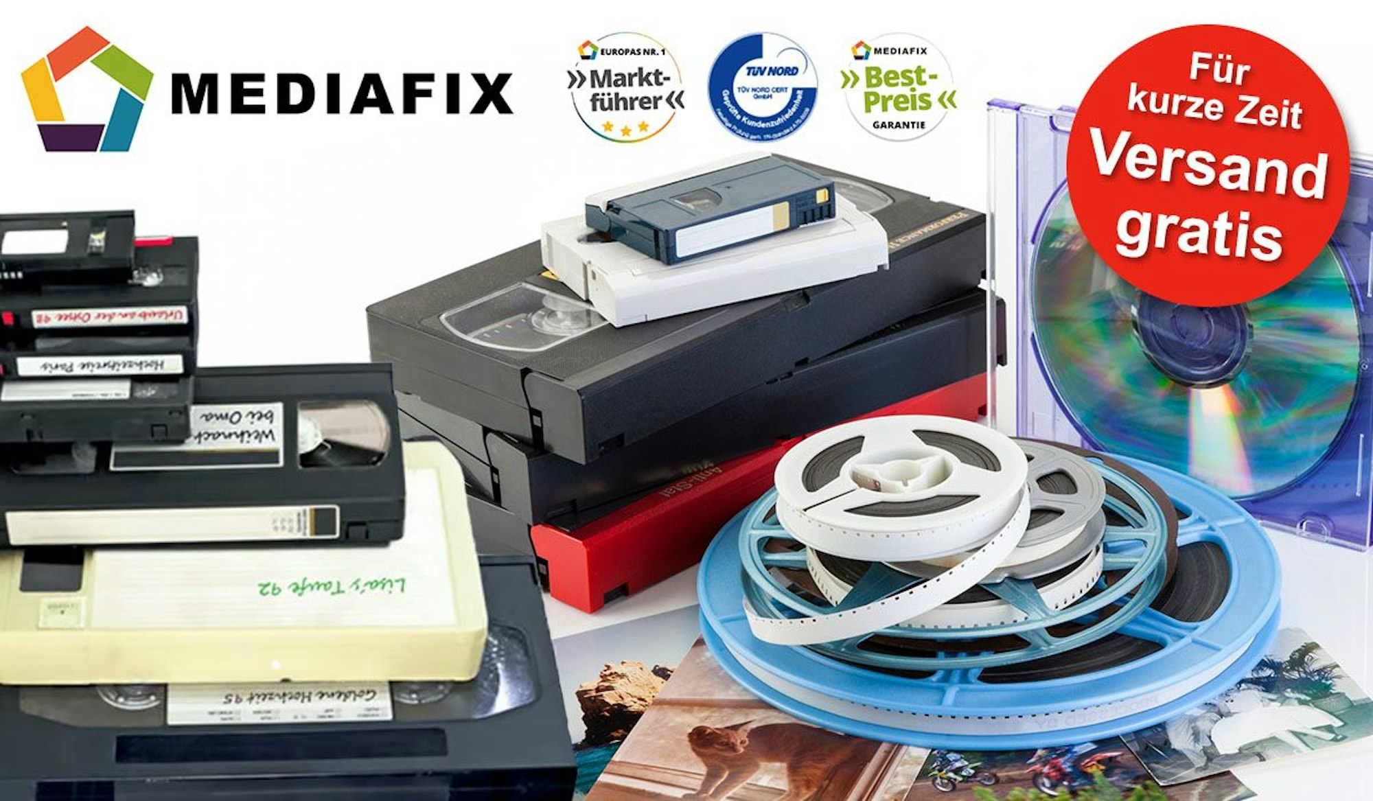 Videokassetten, VHS, MiniDV, Kassetten, Fotos, Tonbänder, Schmalspurfilme liegen auf einem Haufen.