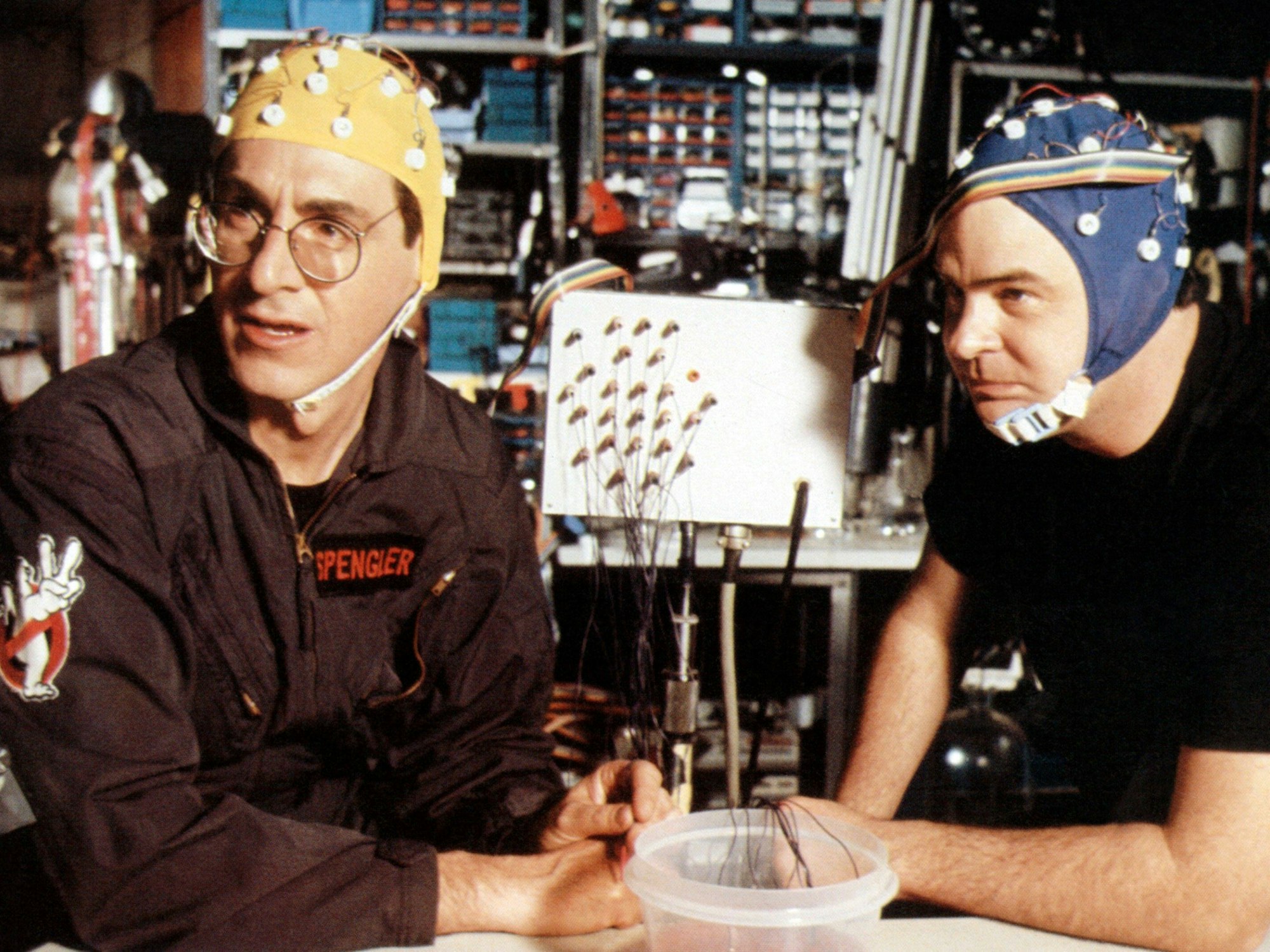 HAROLD RAMIS als Dr. Egon Spengler und Dan Aykroyd als Dr. Ray Stanz testen seltsame Apparate