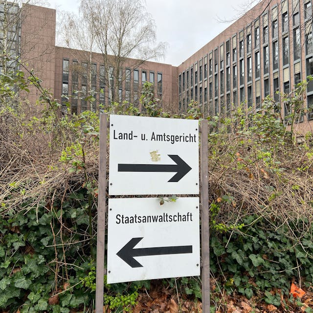 Auf dem Foto sind Schilder zu sehen,, die zum Land- und Amtsgericht Köln und zur Staatsanwaltschaft weisen. Im Hintergrund ist das Gerichtsgebäude zu suchen.&nbsp;