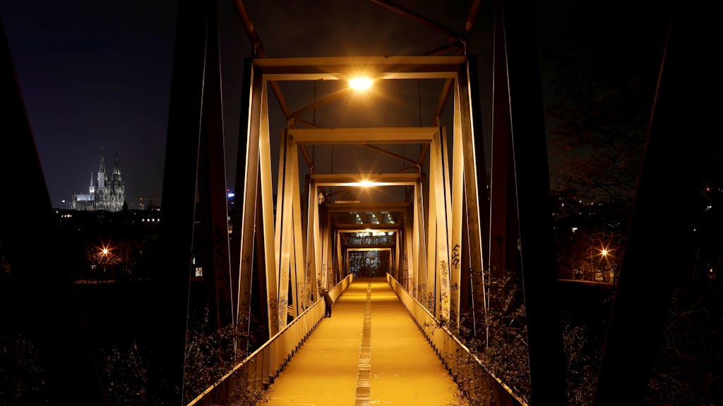 Im Bereich des Herkulesbergs in Köln ist eine Frau angegriffen worden. Das Foto zeigt die Brücke über die Bahngleise.