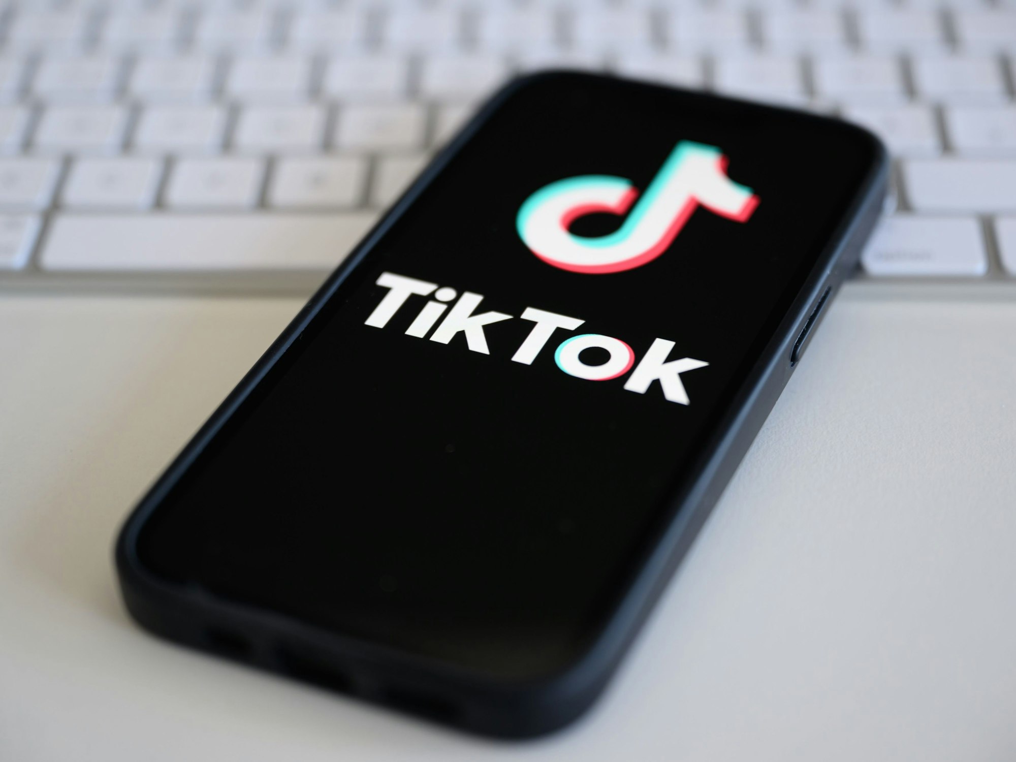 Auf einem Smartphone wird das Logo der Kurzvideo-Plattform TikTok angezeigt. Die deutsche Politik ist für ein schärferes Vorgehen gegen TikTok.