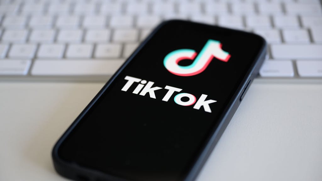 Auf einem Smartphone wird das Logo der Kurzvideo-Plattform TikTok angezeigt. Die deutsche Politik ist für ein schärferes Vorgehen gegen TikTok.