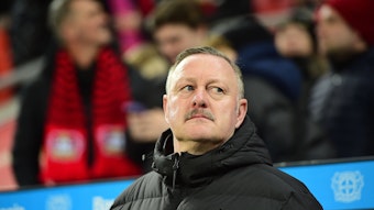 Sport-Chef von Borussia Mönchengladbach schaut nachdenklich.