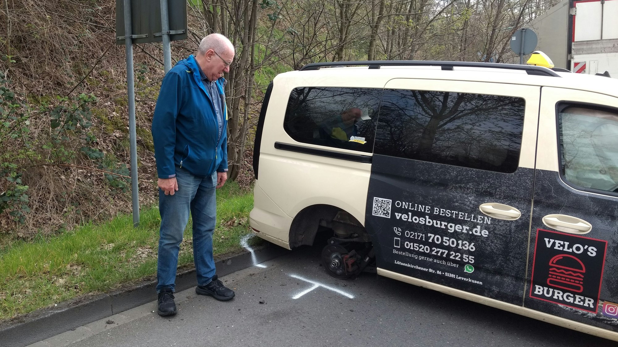 Karl Krekel vor seinem schwer beschädigten Taxi