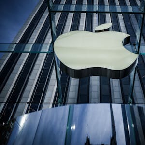 Das Logo von Apple, aufgenommen am Apple Store in der 5th Avenue in Manhattan.