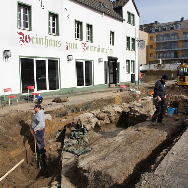 Archäologen graben Keller vor einem alten Weinhaus aus&nbsp;&nbsp;
