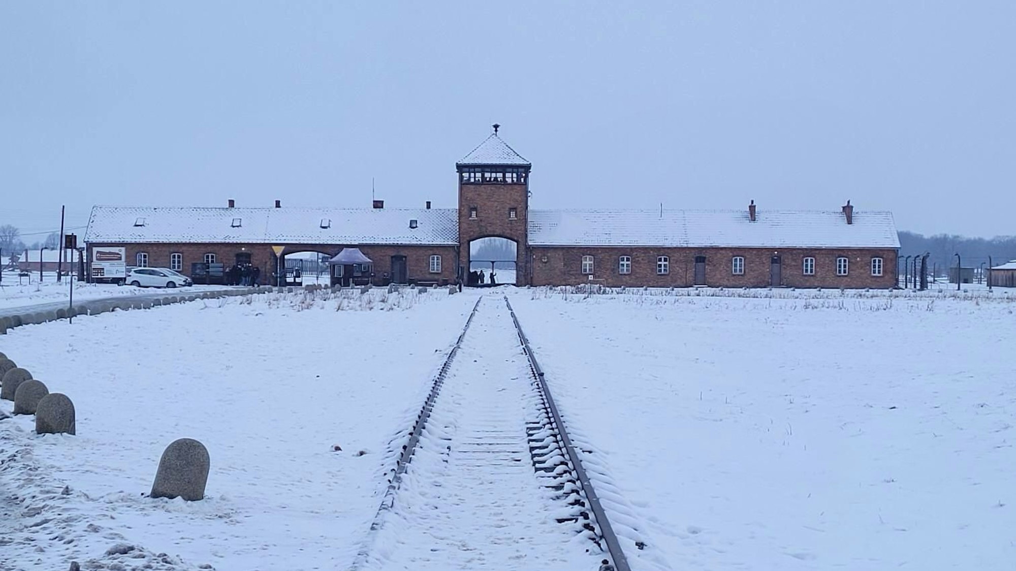 Große Kälte strahlt die KZ-Gedenkstätte Auschwitz aus. Beim Besuch der Rösrather Schülergruppe im Januar verstärkte die winterliche Witterung die Kälte des Orts.