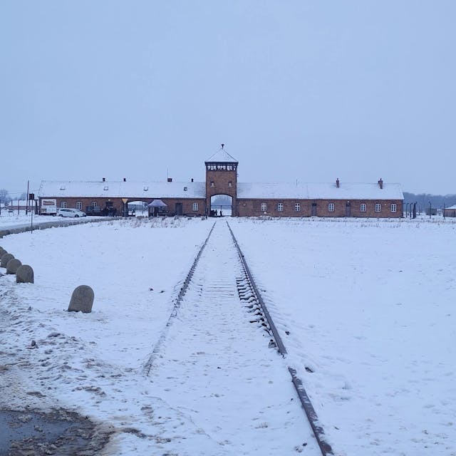 Große Kälte strahlt die KZ-Gedenkstätte Auschwitz aus. Beim Besuch der Rösrather Schülergruppe im Januar verstärkte die winterliche Witterung die Kälte des Orts.