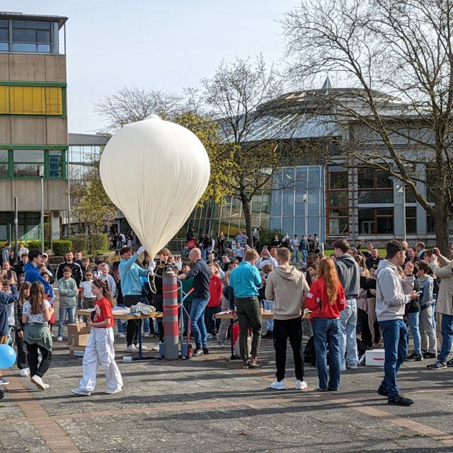 21. März 2024. Bornheim. Der Countdown läuft zum Start des Wetterballons.  Foto: Frank Engel-Strebel