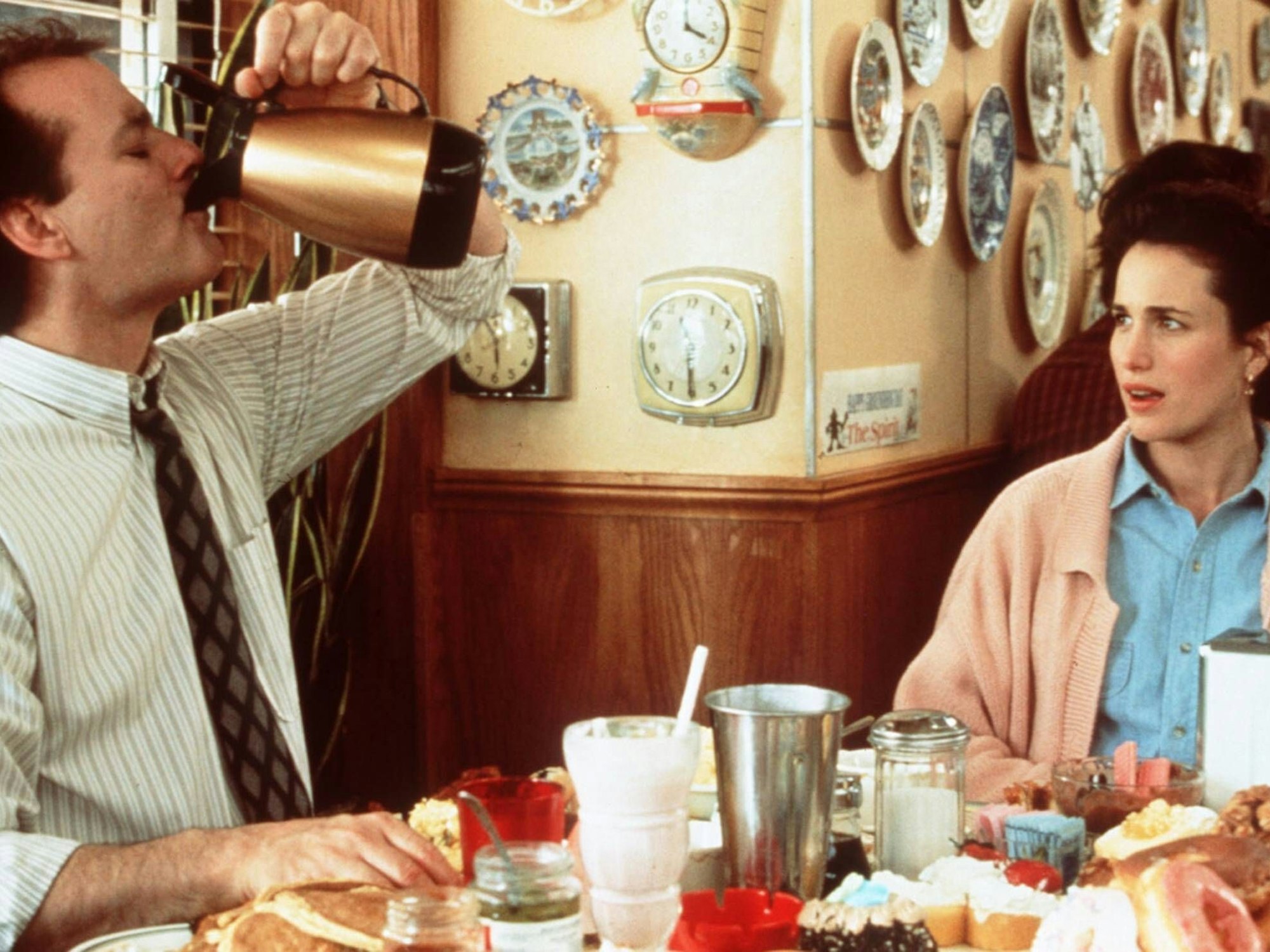 Rita (Andie MacDowell) beim Frühstück mit ihrem Kollegen Phil (Bill Murray)