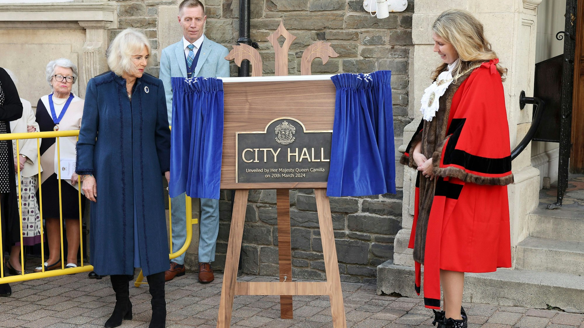 Königin Camilla enthüllt zusammen mit der Bürgermeisterin von Douglas, Natalie Byron-Teare (r), im Douglas Borough Council eine Gedenktafel zur Verleihung des Stadtstatus an den Stadtbezirk Douglas.