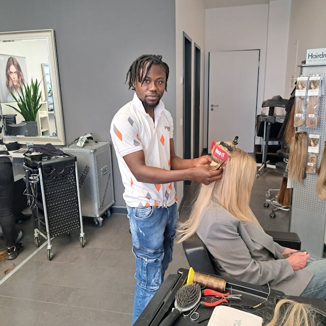 Der Ghanaer Faisal Abuwine arbeitet im Friseursalon von Friseurmeisterin Susanne Wurmbach im Einkaufszentrum Niederkassel-Ranzel.