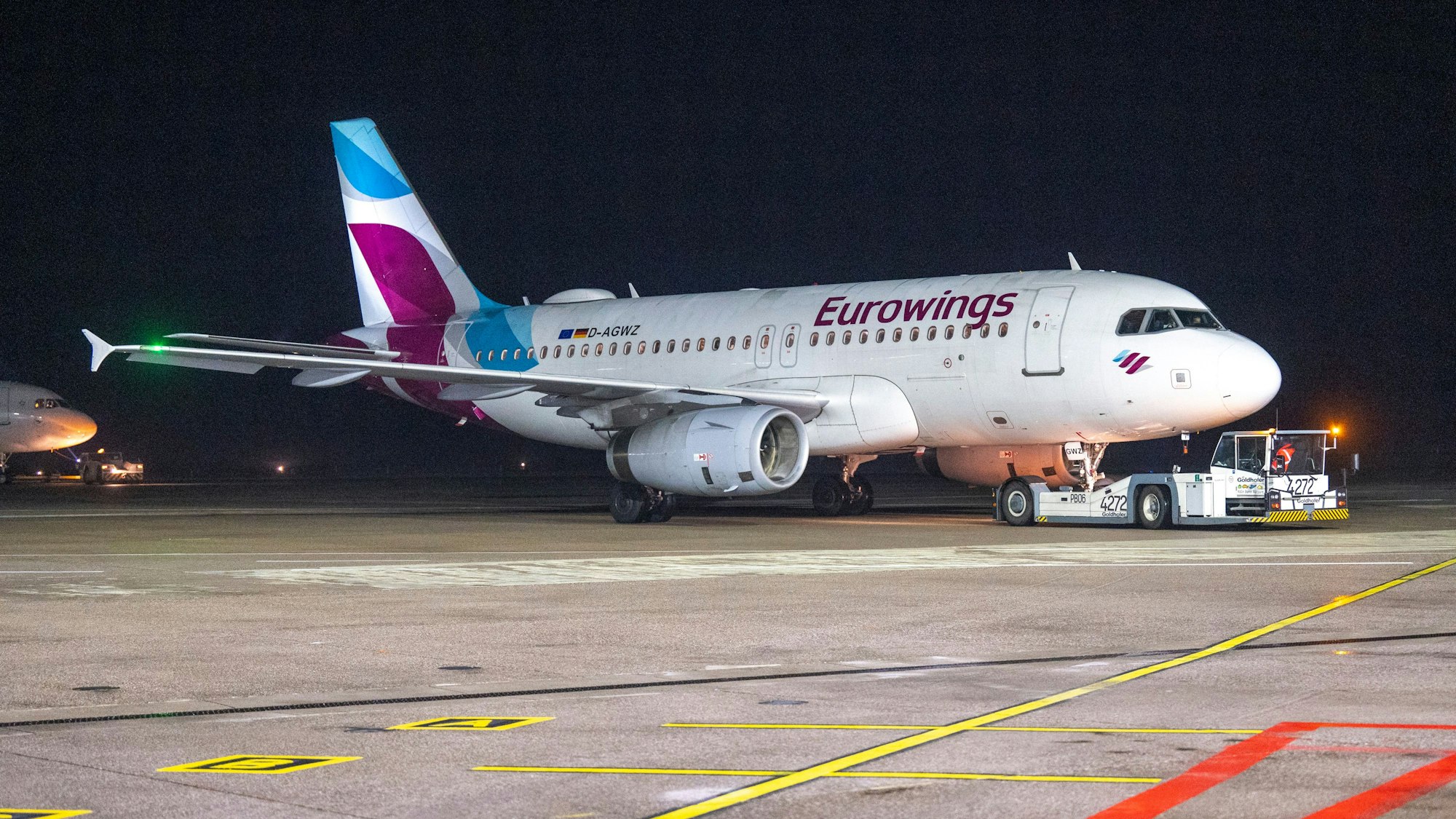 Ein Flugzeug von Eurowings steht auf dem Rollfeld des Kölner Flughafens.