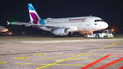 Ein Flugzeug von Eurowings steht auf dem Rollfeld des Kölner Flughafens.