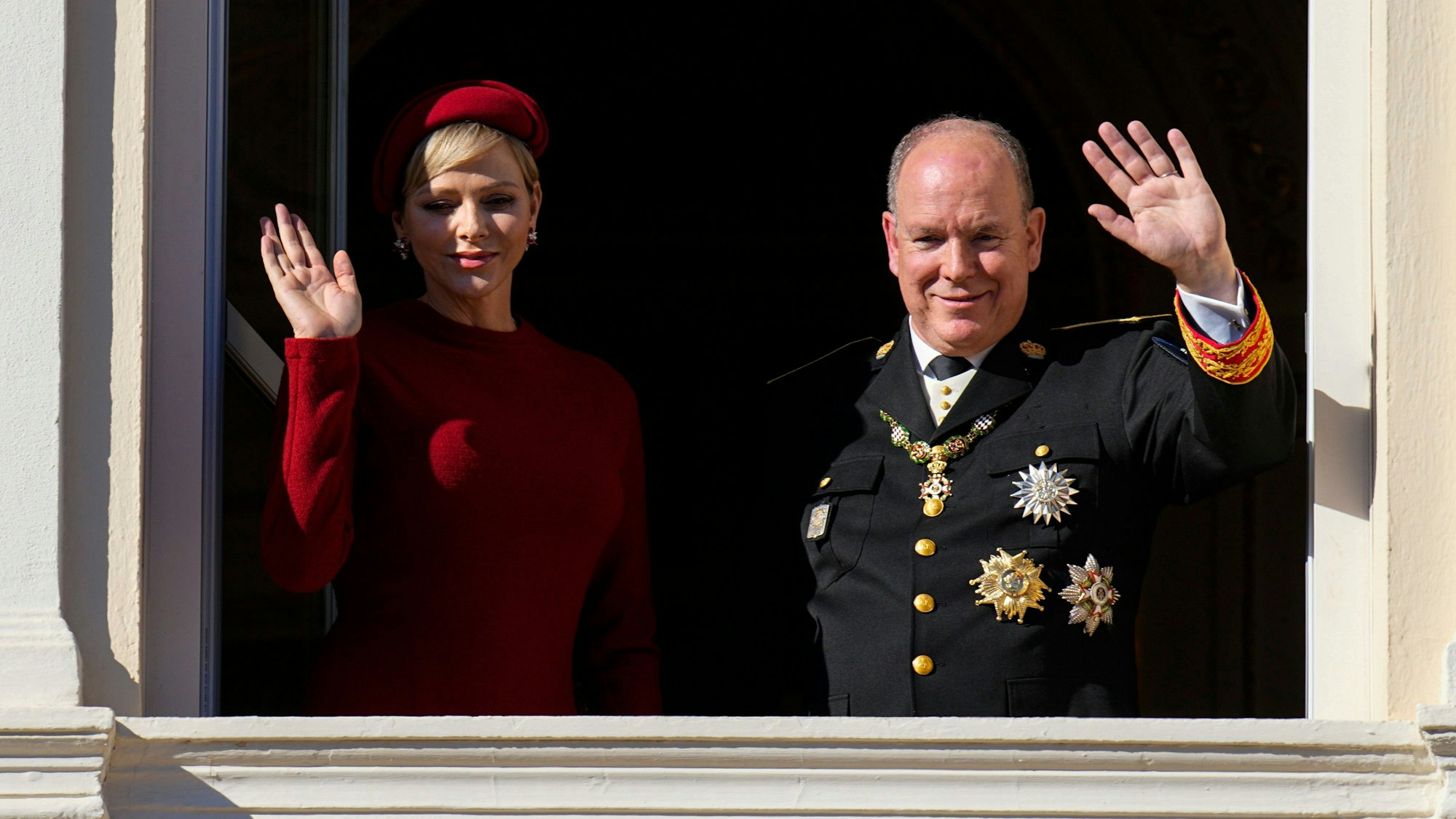 Fürst Albert II. (r) von Monaco und Fürstin Charlene (hinten, l) stehen am Balkon des Palastes von Monaco während der Feierlichkeiten zum Nationalfeiertag 2023.