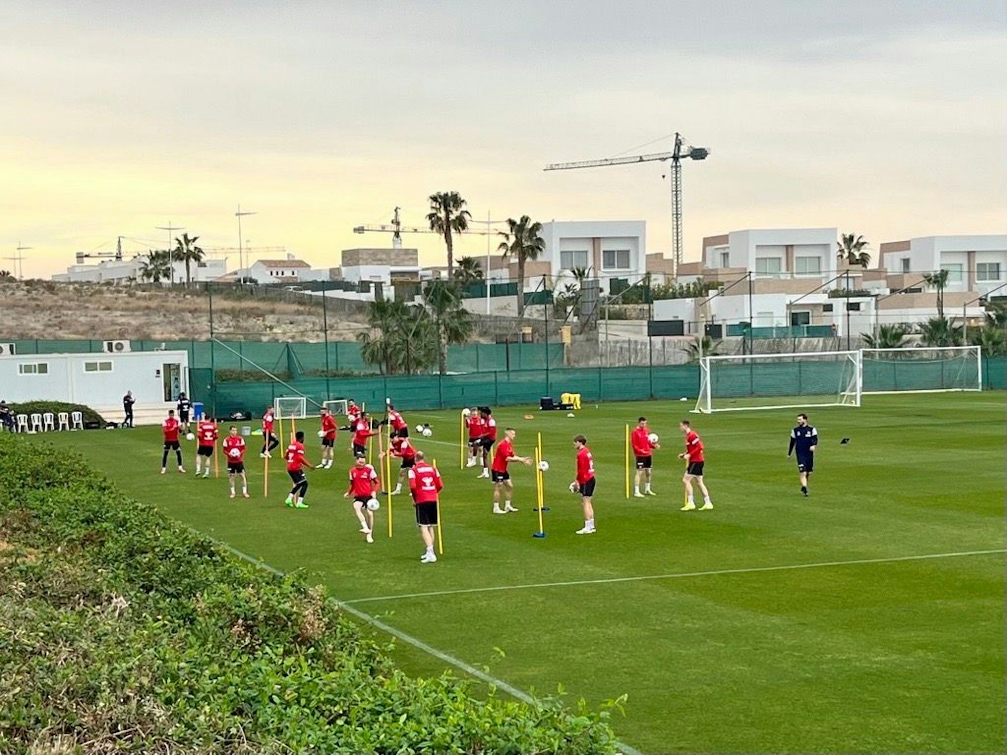 Die Spieler des 1. FC Köln auf dem Trainingsplatz im La Finca Resort.