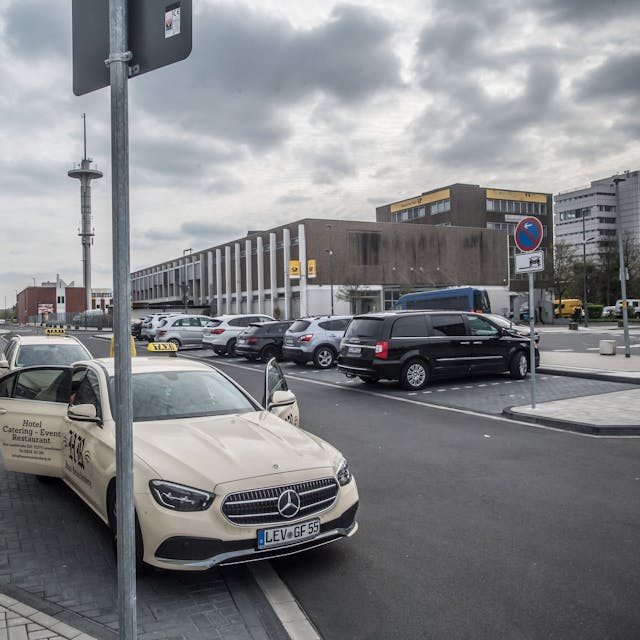 Zu eng und am falschen Platz: der neue Taxistand. Foto: Ralf Krieger