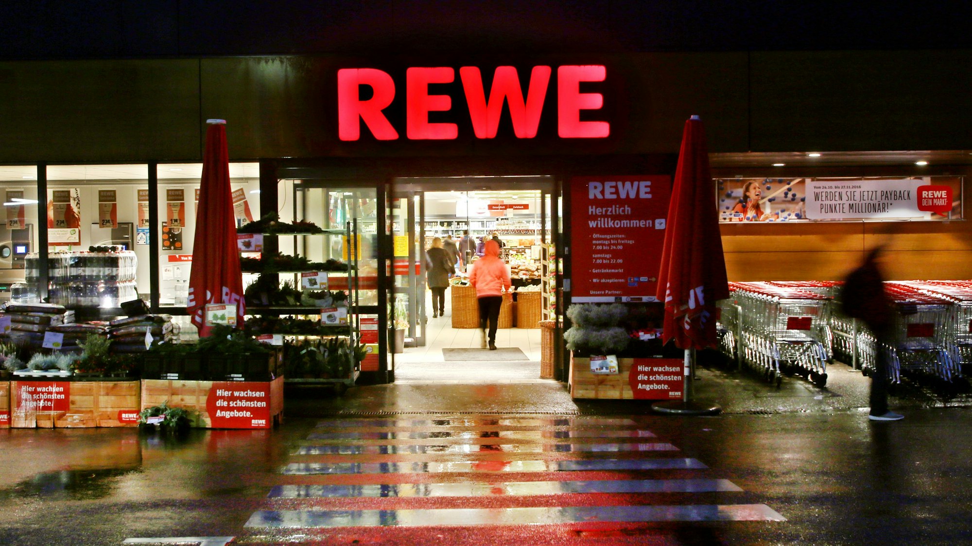 Das Symbolfoto zeigt den Eingangsbereich einer Rewe-Filiale in Essen (2016): In einer Filiale wurde der Kundschaft mit Strafanzeige gedroht.