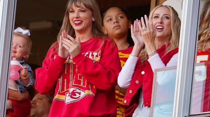 Taylor Swift (l.) und Brittany Mahomes am 22. Oktober 2023 beim NFL-Spiel der Kansas City Chiefs gegen die Los Angeles Chargers auf der Tribüne.
