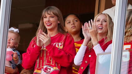 Taylor Swift (l.) und Brittany Mahomes am 22. Oktober 2023 beim NFL-Spiel der Kansas City Chiefs gegen die Los Angeles Chargers auf der Tribüne.