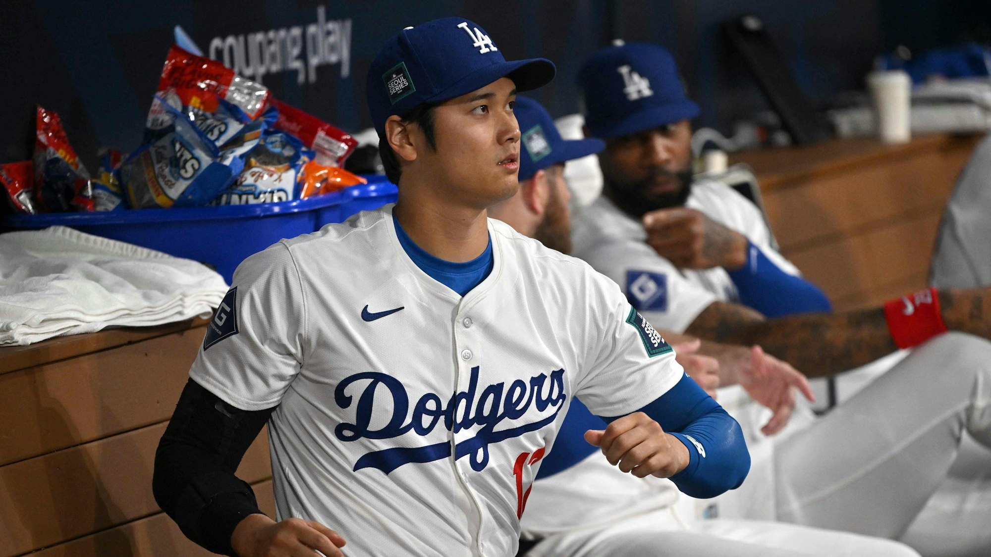 Shohei Ohtani von den Los Angeles Dodgers bereitet sich auf seinen Einsatz vor.