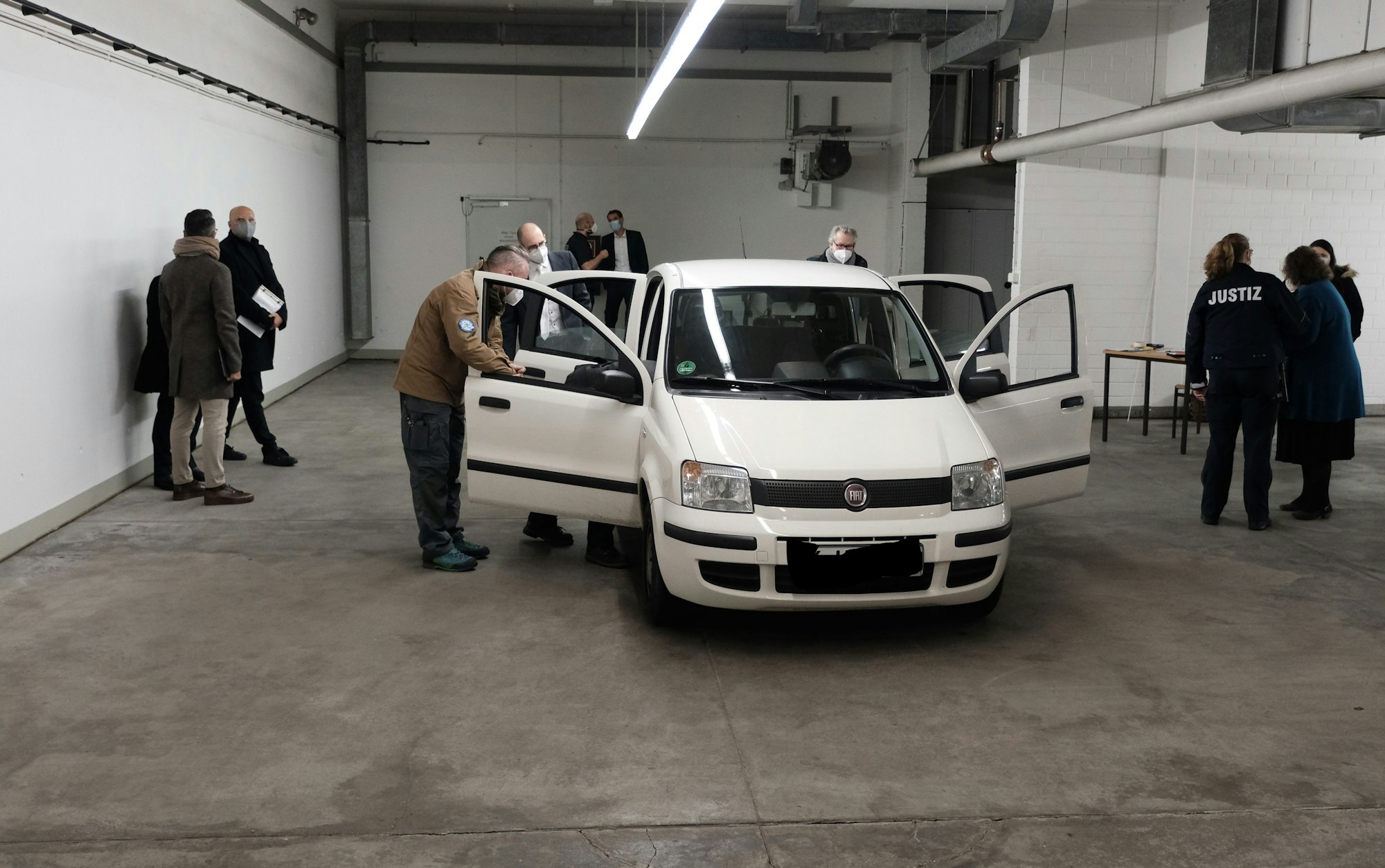 Ein baugleicher Fiat Panda im November 2021 für die Rekonstruierung in der Tiefgarage des Landgerichts Köln.
