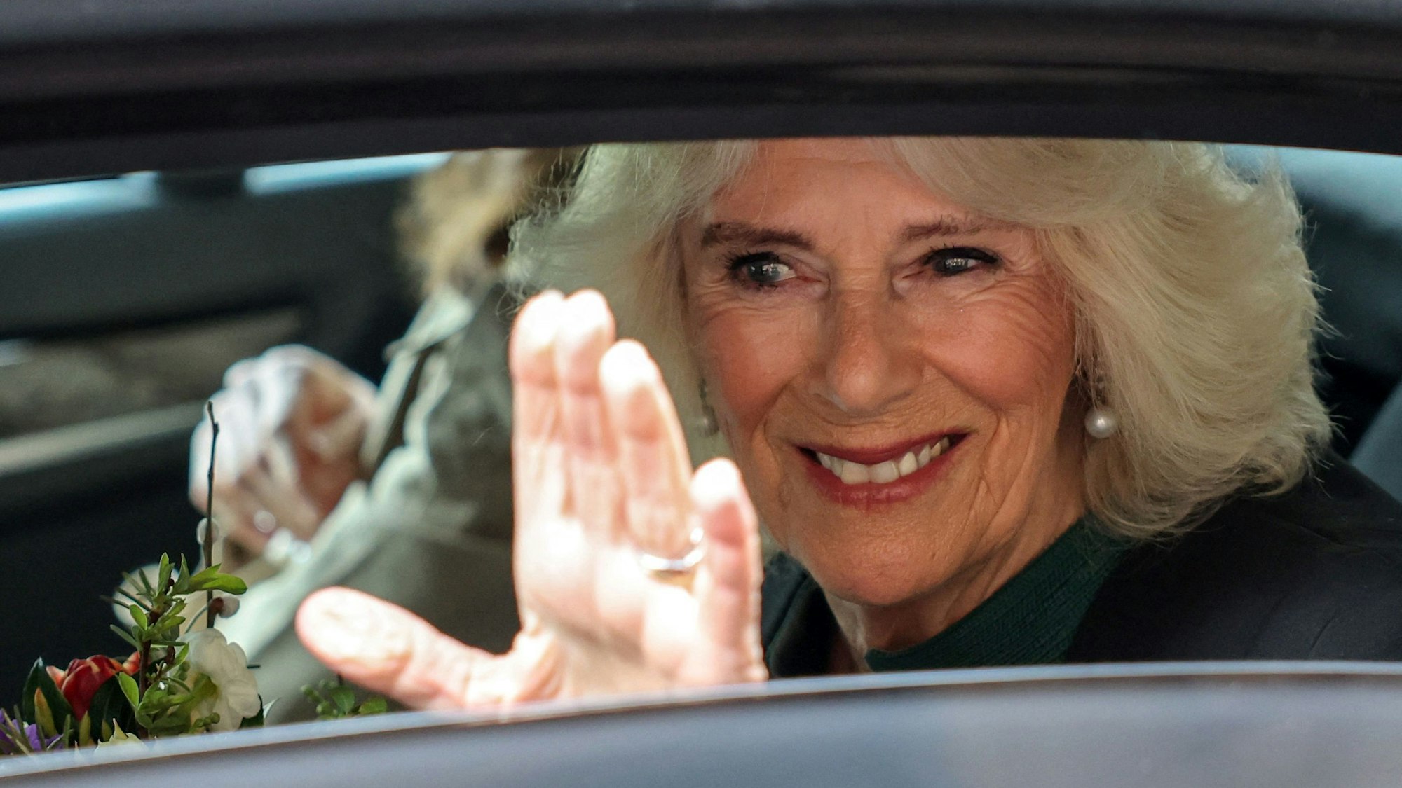 Königin Camilla lächelt bei ihrer Abreise aus Nordirland.