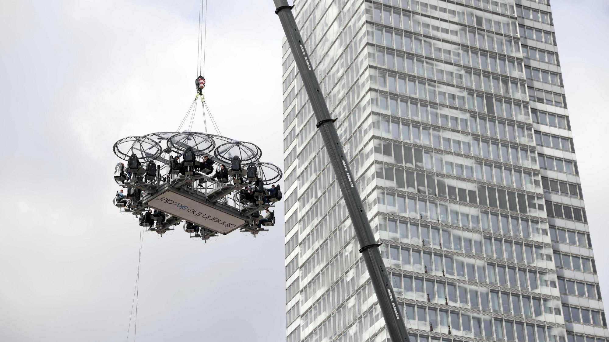 Ein 160-Tonnen-Kran befördert die Gäste beim „Dinner in the Sky“ an acht Stahlseilen in die Höhe.