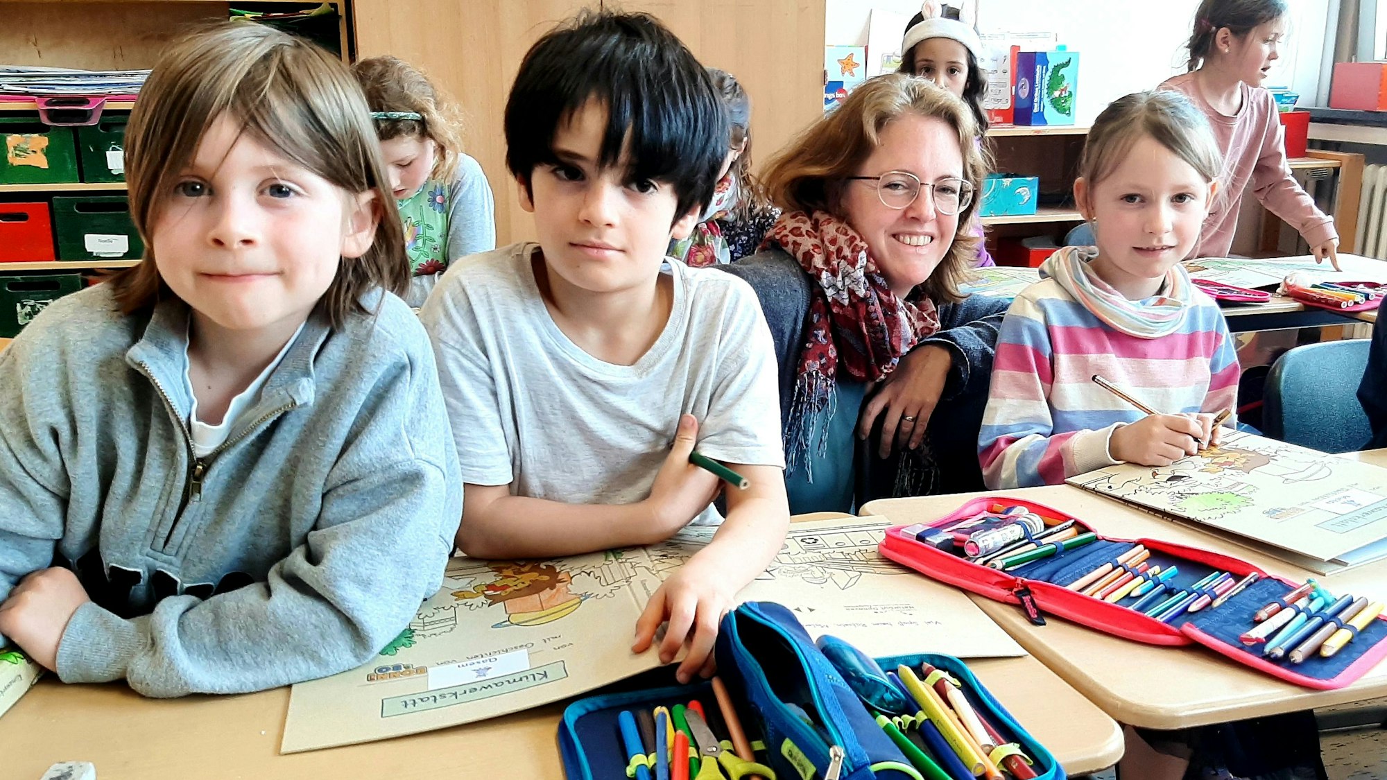 Grundschülerinnen und Lehrerin an der Remigiusschule in Opladen.