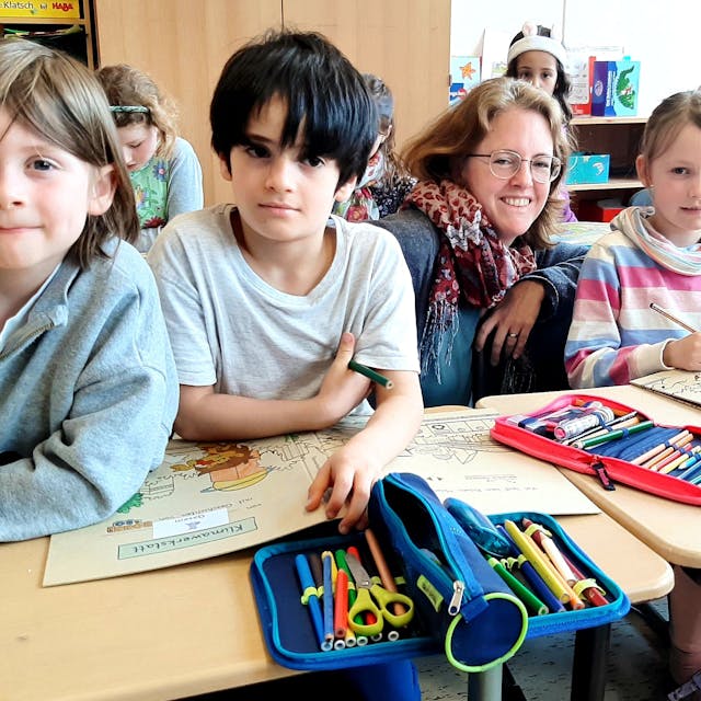 Grundschülerinnen und Lehrerin an der Remigiusschule in Opladen.