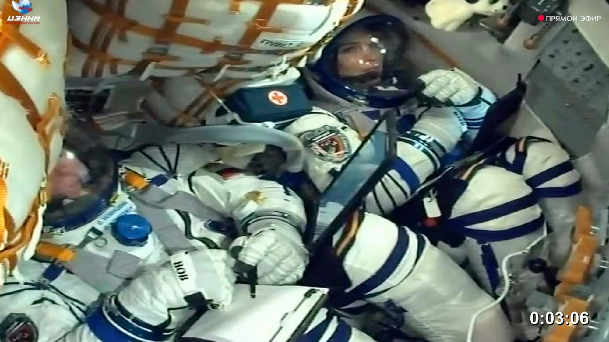 Auf diesem Foto aus einem vom Raumfahrtunternehmen Roscosmos veröffentlichten Video sitzen Oleg Novitsky, Kosmonaut von Roscosmos, und Marina Vasilevskaya, Kosmonautin aus Belarus, im Sojus MS-25-Raumschiff, bevor der Start abgebrochen wird.