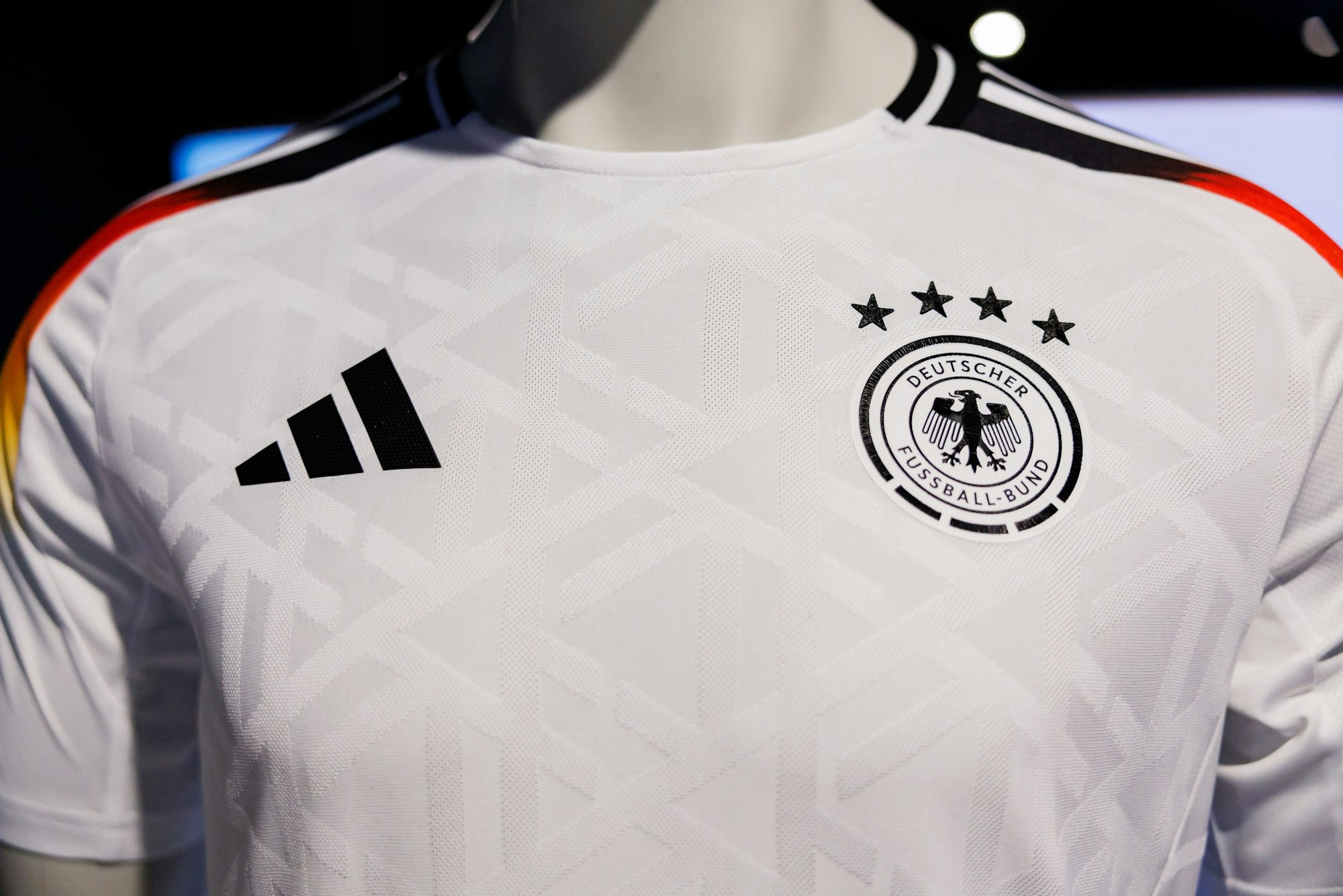 Die offiziellen Trikots der deutschen Fußball-Nationalmannschaft für die kommende Fußball-Europameisterschaft 2024 kommen vom Ausrüster Adidas. Ab 2027 wird Nike den DFB ausrüsten.