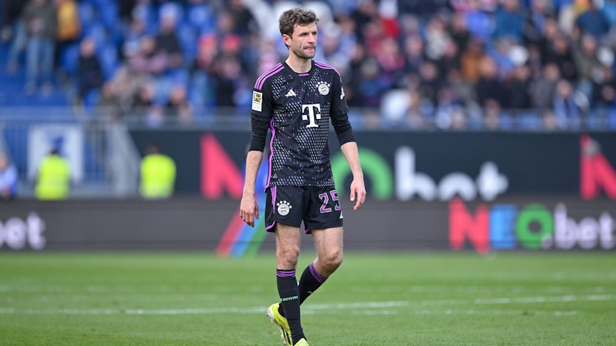 Thomas Müller im Bayern-Trikot auf dem Fußballplatz.