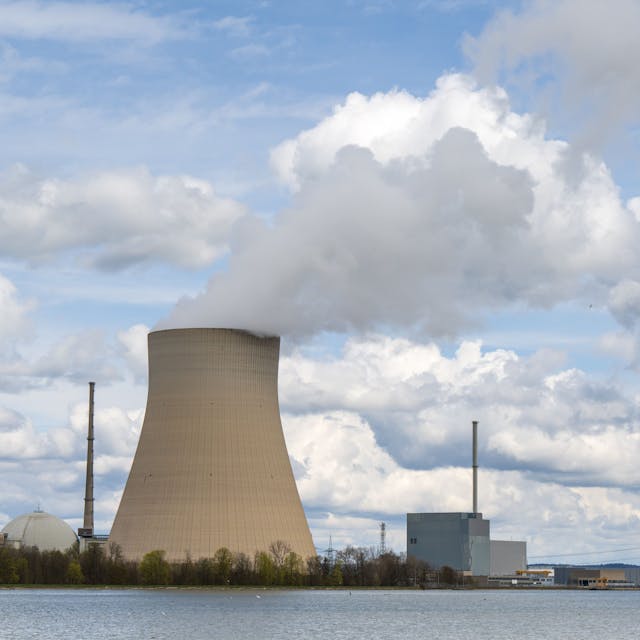 Wasserdampf steigt aus dem Kühlturm des Kernkraftwerks Isar 2.