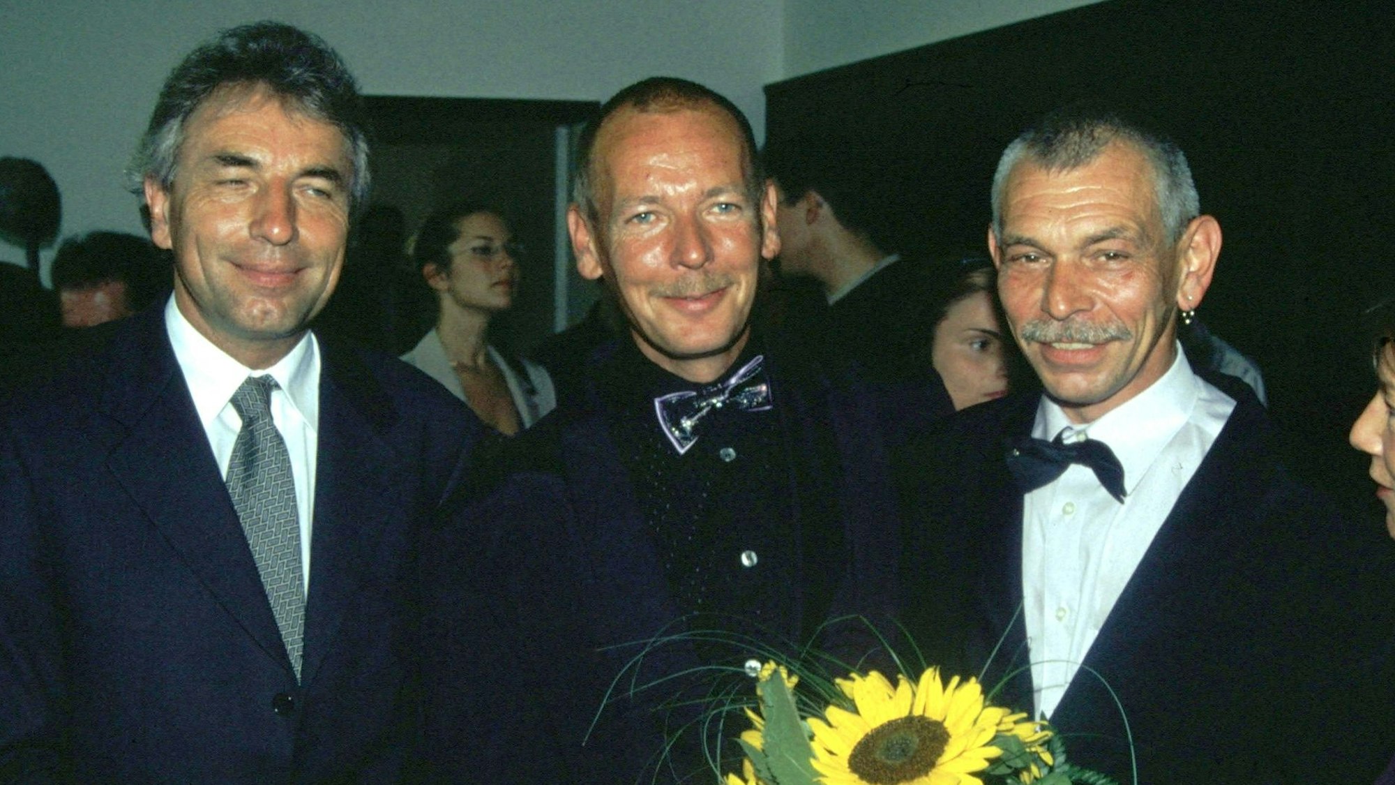 Jürgen Roters (li.) „verpartnerte“ Hans Walter (r.) und Paul Herbert am 1. August 2001.