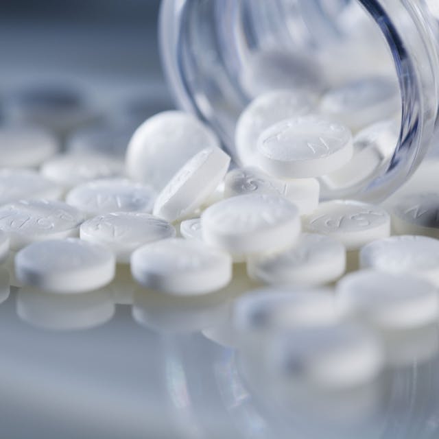 Aspirin-Tabletten aus einem Glas.