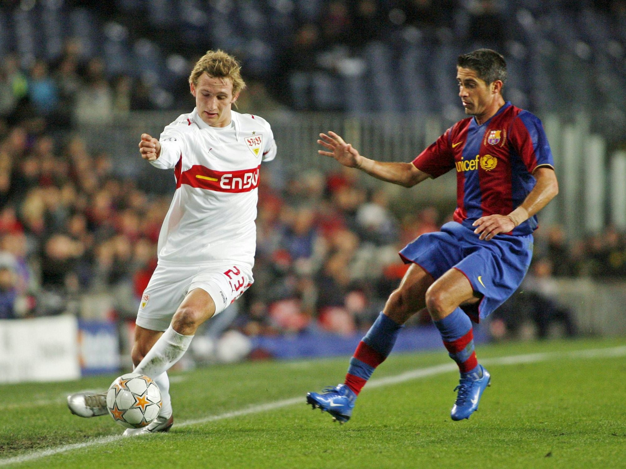Zweikampfszene zwischen Manuel Fischer vom VfB Stuttgart und Sylvinho vom FC Barcelona.