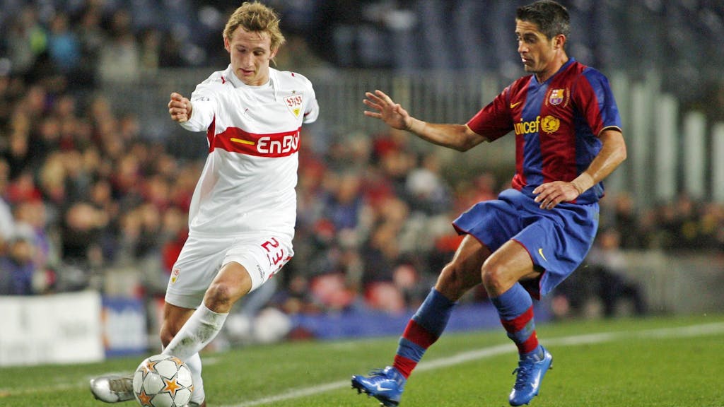 Zweikampfszene zwischen Manuel Fischer vom VfB Stuttgart und Sylvinho vom FC Barcelona.