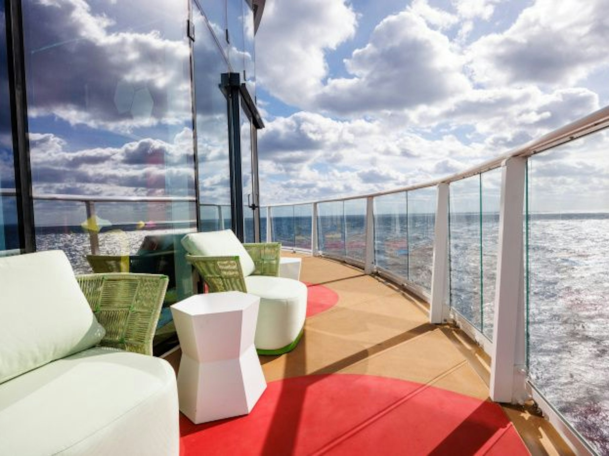 Eine umlaufende Terrasse mit Whirlpool und Sitzmöglichkeiten lädt zum Entspannen in ruhiger Umgebung ein.