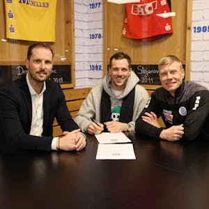 Bei der Vertragsunterzeichnung: VfL-Geschäftsführer Christoph Schindler, Kentin Mahé und Trainer Gudjon Valur Sigurdsson (v.l.).