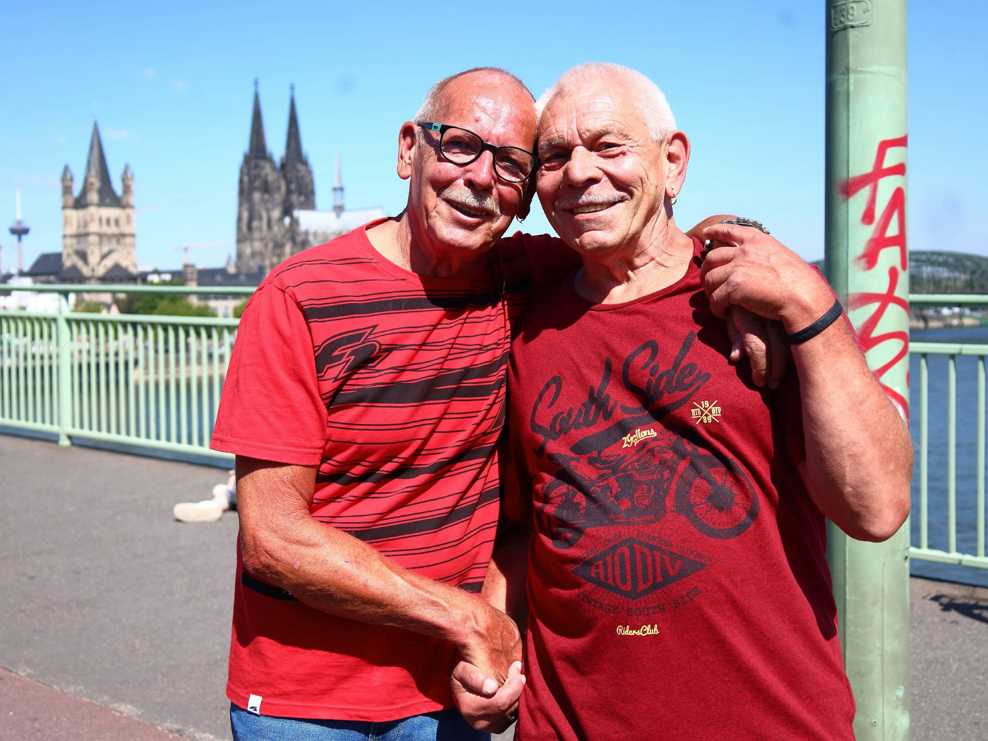 Hans Walter und Paul Herbert stehen auf der Deutzer Brücke.
