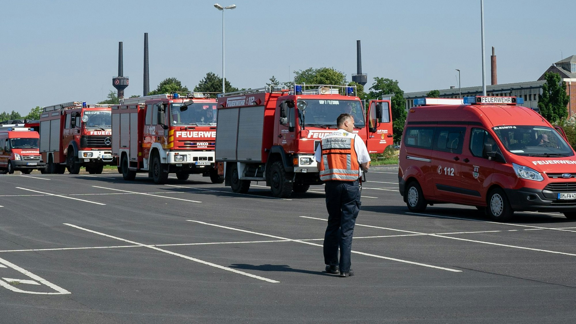 Mehrere Feuerwehrfahrzeuge stehen in einer Reihe.